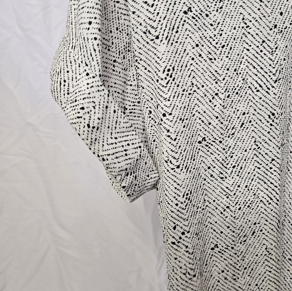 Lush Women’s V-Neck Short Sleeve Blouse Black & White Print Size Small - Picture 2 of 5